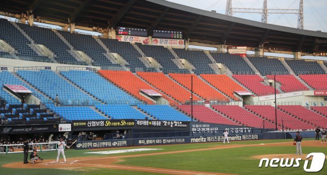 24일 오후 서울 송파구 잠실야구장에서 열린 ‘2020 프로야구 신한은행 SOL KBO리그’ 한화 이글스와 LG트윈스의 경기가 무관중으로 치러지고 있다. 2020.8.24 © News1
