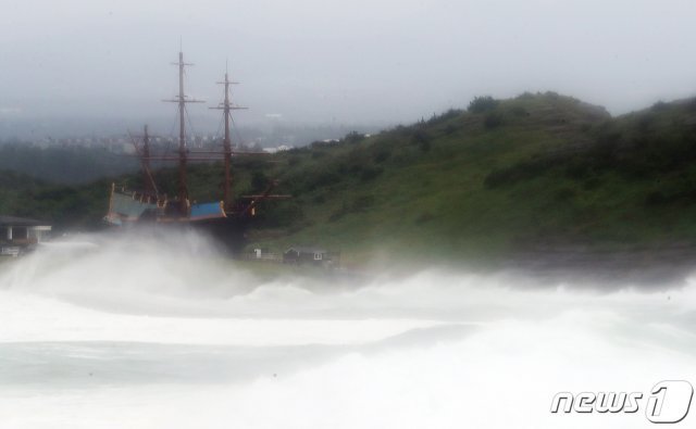 제8호 태풍 ‘바비(BAVI)’가 북상 중인 25일 오후 제주 서귀포시 안덕면 사계리 해안에 거친 파도가 치고 있다. 2020.8.25 © News1