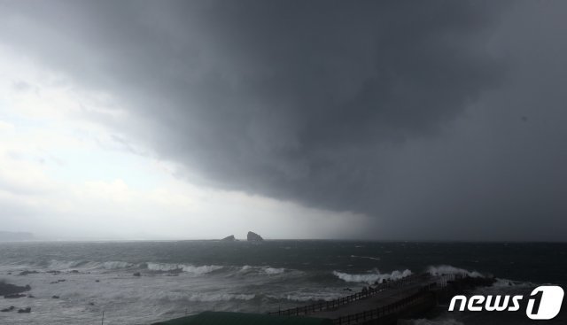 제8호 태풍 ‘바비(BAVI)’가 북상 중인 25일 오후 제주 서귀포시 대정읍 송악산 인근 해상에 먹구름이 몰려오고 있다.제주지방기상청은 25일 낮 12시를 기해 제주도 남쪽 먼 바다에 내려져 있던 태풍주의보를 태풍경보로 격상했다.2020.8.25 © News1