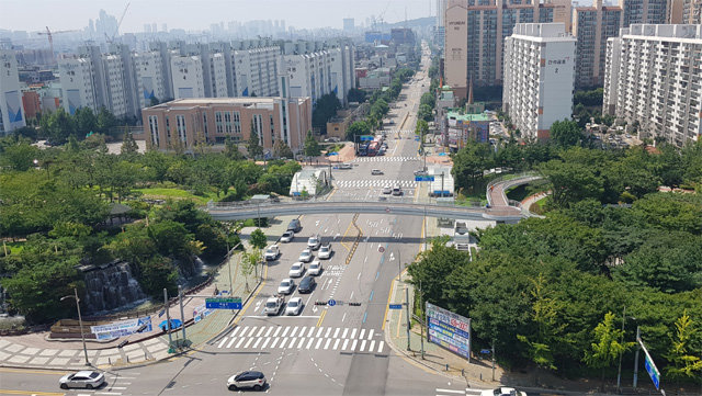 인천시가 보행육교를 설치해 연결한 중앙공원 4, 5구역. 지난해까지 시민들이 이 공원을 오가려면 횡단보도로 도로를 건너야 했다. 김영국 채널A 스마트리포터 press82@donga.com