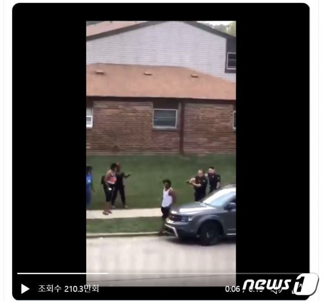 23일(현지시간) 미국 위스콘신주 케노샤시에서는 경찰이 비무장 흑인 남성을 향해 총격을 가해 중태에 빠뜨렸다(트위터 영상 갈무리).© 뉴스1