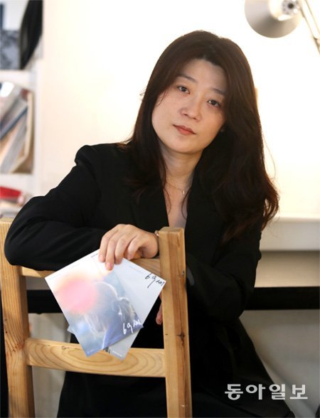 영화 ‘69세’ 메가폰을 잡은 임선애 감독은 각본도 직접 썼다. 장승윤 기자 tomato99@donga.com