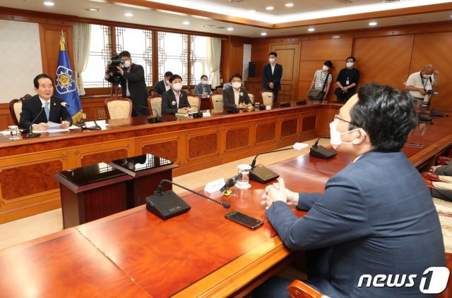 정세균 국무총리가 지난 24일 서울 종로구 정부서울청사에서 최대집 대한의사협회장 등 의사협회 관계자들과의 면담에서 인사말을 하고 있다. 의사단체는 26일 집단휴진을 진행하기로 최종 결정했다./뉴스1 © News1