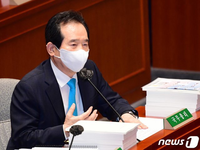 정세균 국무총리가 25일 서울 여의도 국회에서 열린 예산결산특별위원회 전체회의에서 의원들의 질의에 답변하고 있다. 이 자리에서 정 총리는 정부의 8월17일 임시공휴일 지정, 외식·숙박 쿠폰 지급 등 방역 완화조치가 지금의 신종 코로나바이러스 감염증(코로나19) 재확산을 야기했다는 비판에 “지금 잣대로 그때 판단을 재단하는 것은 온당하지 않다“고 주장했다. 2020.8.25/뉴스1 © News1