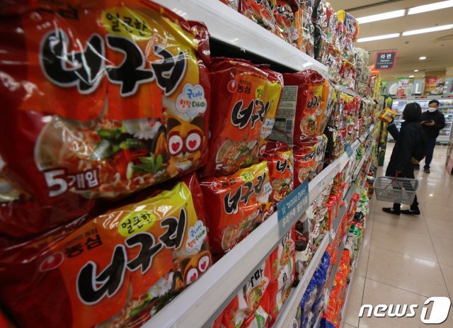 6일 서울 롯데마트 서울역점에서 고객들이 라면을 살펴보고 있다. 2020.4.6/뉴스1 © News1