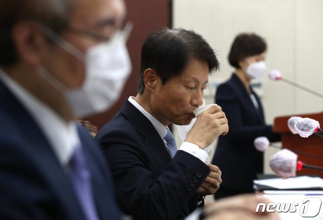 김강립 보건복지부 차관이 26일 오전 서울 여의도 국회에서 열린 보건복지위원회 전체회의에서 물을 마시고 있다. © News1