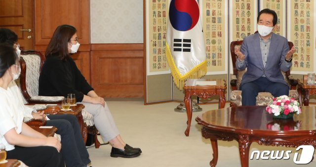 정세균 국무총리가 지난 23일 서울 세종로 정부서울청사에서 정부의 의대정원 확대 방침 등에 반발해 지난 21일부터 집단 휴진에 돌입한 박지현 대한전공의협의회장 등 대표단과 긴급 면담을 하고 있다. 2020.8.23/뉴스1 © News1