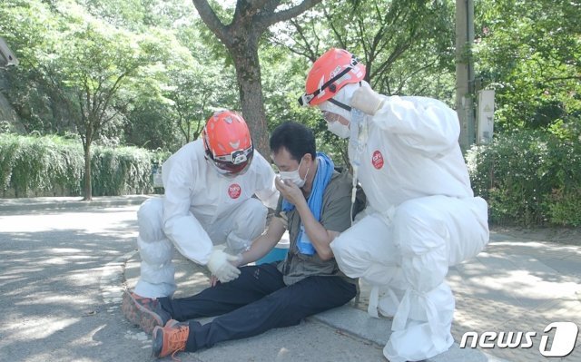 온열질환자 응급대응 장면(소방청 제공)/뉴스1© News1