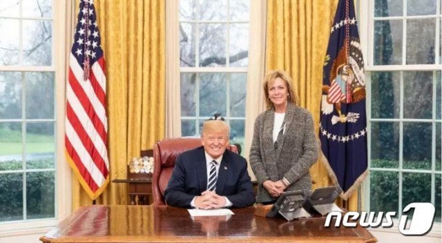 도널드 트럼프 미국 대통령과 메리 앤 멘도자(사진 오른쪽). (멘도자 페이스북) © 뉴스1