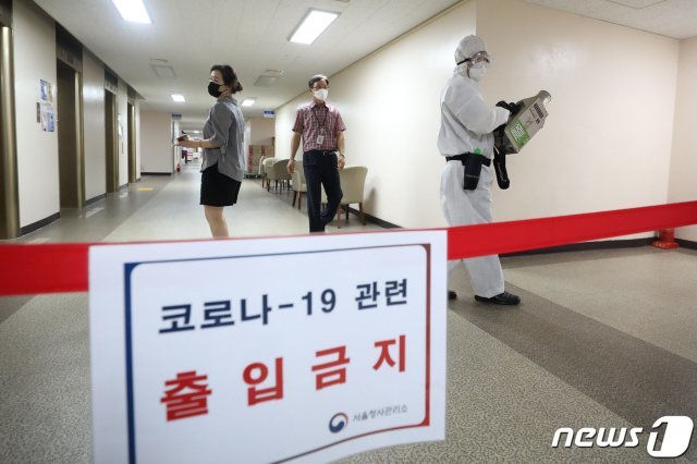 정부서울청사에서 근무하는 청원경찰이 신종 코로나바이러스 감염증(코로나19) 확진 판정을 받은 가운데 26일 오전 부분 폐쇄된 정부서울청사에서 관계자가 방역작업을 하고 있다. 2020.8.26/뉴스1 © News1