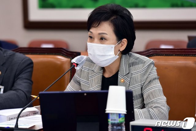 김현미 국토교통부 장관이 25일 국회에서 열린 국토교통위원회 전체회의에서 의원 질의에 답변을 하고 있다. 2020.8.25/뉴스1 © News1