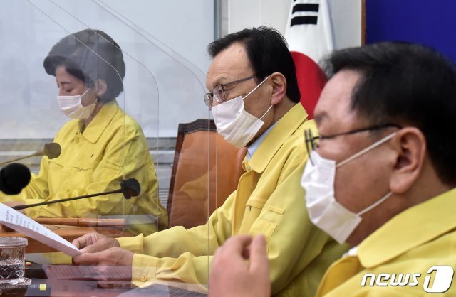 이해찬 더불어민주당 대표가 26일 서울 여의도 국회에서 열린 최고위원회의에서 발언하고 있다. 2020.8.26/뉴스1 © News1