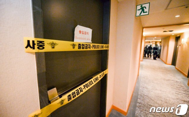 지난 5일 오후 인천의 한 해외 입국자 임시생활시설 계단 출입문이 입소자들의 외부 이탈 예방을 위해 봉쇄돼 있다. 2020.8.5/뉴스1 © News1 사진공동취재단