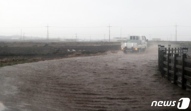 제8호 태풍 ‘바비(BAVI)’가 북상 중인 26일 오후 한 트럭이 제주시 한경면 고산리 인근 침수된 도로를 지나고 있다.2020.8.26/뉴스1 © News1