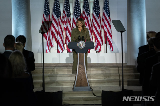도널드 트럼프 미국 대통령 부인 멜라니아 여사가 공화당 전당대회 이틀째인 25일(현지시간) 백악관 로즈가든에서 찬조 연설을 하고 
있다. 그는 코로나19 대유행으로 희생된 피해자 가족들에게 “혼자가 아니라는 것을 알아주길 바란다”라며 “남편은 이 끔찍한 
유행병으로 피해 본 모든 사람을 돌보기 위해 끝까지 최선을 다할 것”이라고 밝혔다. 2020.08.26 ﻿[워싱턴=AP/뉴시스]