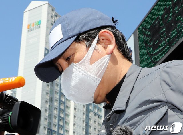 1조6000억원대 ‘라임 환매중단 사태’의 배후 전주로 지목된 김봉현 전 스타모빌리티 회장이 26일 오전 경기도 수원시 영통구 수원남부경찰서에서 영장실질심사(구속 전 피의자 심문)를 받기 위해 호송차로 향하고 있다. 2020.4.26/뉴스1 © News1