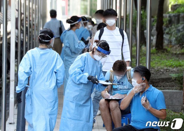 25일 오전 서울 관악구보건소에 마련된 신종 코로나바이러스 감염증(코로나19) 선별진료소를 찾은 시민들이 검사를 기다리고 있다./뉴스1 © News1