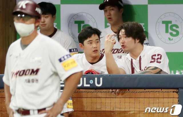 20일 오후 서울 구로구 고척스카이돔에서 열린 ‘2020 프로야구 신한은행 SOL KBO리그’ 키움히어로즈와 LG트윈스의 경기에서 부상으로 출전하지 않은 키움 박병호가 덕아웃에서 동료 선수와 대화를 나누고 있다. 2020.8.20/뉴스1 © News1