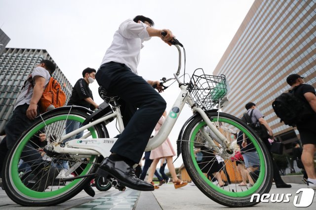 ‘49일째’ 계속되던 장마가 잠시 소강 상태를 보인 12일 서울 광화문 사거리에서 우산을 쓰지 않은 시민들이 출근하고 있다. 2020.8.12/뉴스1 © News1