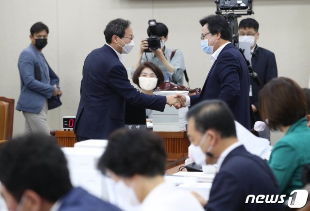 국회 보건복지위원회 여야 간사인 김성주(왼쪽) 더불어민주당 의원과 강기윤 미래통합당 의원이 26일 오전 서울 여의도 국회에서 열린 보건복지위원회 전체회의에서 악수하고 있다. 2020.8.26/뉴스1 © News1