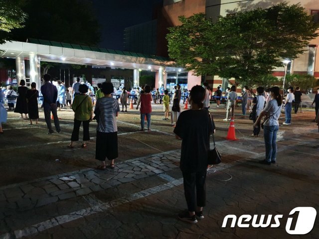 25일 오후 광주 북구 각화동 한 교회에서 교인들이 코로나19 검사를 진행하기 위해 대기하고 있다. 이 교회는 광화문 집회에 참석한 후 확진된 광주 284번 확진자가 세차례 예배를 본 것으로 확인됐다.보건당국은 교회를 폐쇄하고 교인 전수조사에 착수했다.(독자제공)2020.8.25/뉴스1 © News1