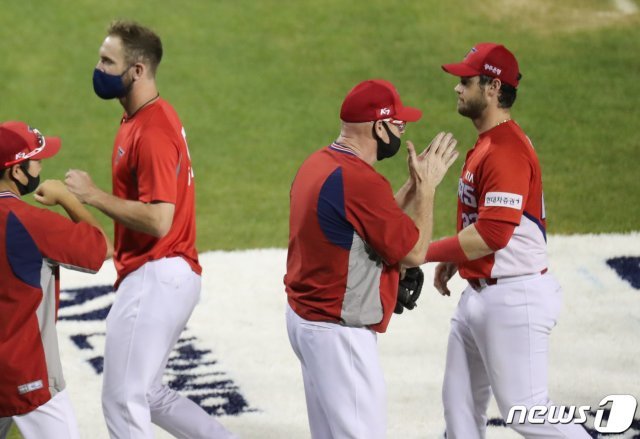 26일 서울 잠실야구장에서 열린 2020 KBO리그 KIA 타이거즈와 두산 베어스의 경기에서 7 대 5로 승리한 KIA 맷 윌리엄스 감독이 선수들을 향해 박수치고 있다. 2020.8.26 © News1