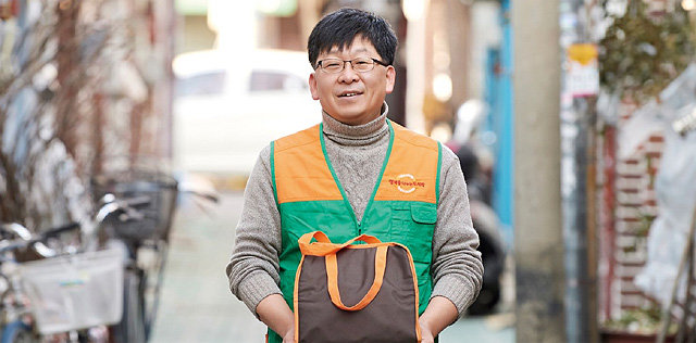 행복도시락사회적협동조합의 조세훈 이사가 결식아동들을 위해 행복도시락을 배달하고 있다. 행복얼라이언스는 다음 달부터 기초지방자치단체와 민간기업을 연결한 ‘결식제로 프로젝트’를 시작한다. 행복얼라이언스 제공