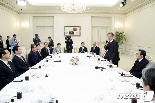 문재인 대통령이 지난해 7월3일 청와대에서 열린 한국교회 주요 교단장 초청 오찬 간담회에 참석해 인사말을 하고 있다. (청와대 제공)