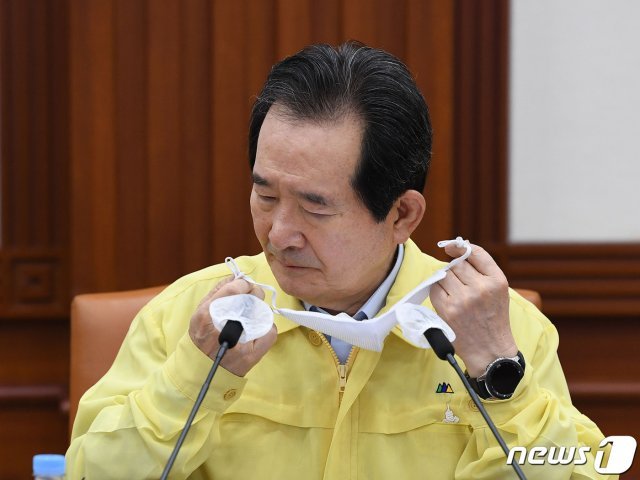 정세균 국무총리가 지난 26일 오전 서울 세종로 정부서울청사에서 열린 신종 코로나바이러스 감염증(코로나19) 대응 중앙재난안전대책본부회의 겸 제8호 태풍 바비(BAVI) 대처상황 점검회의에서 마스크를 벗고 있다. 2020.8.26 © News1