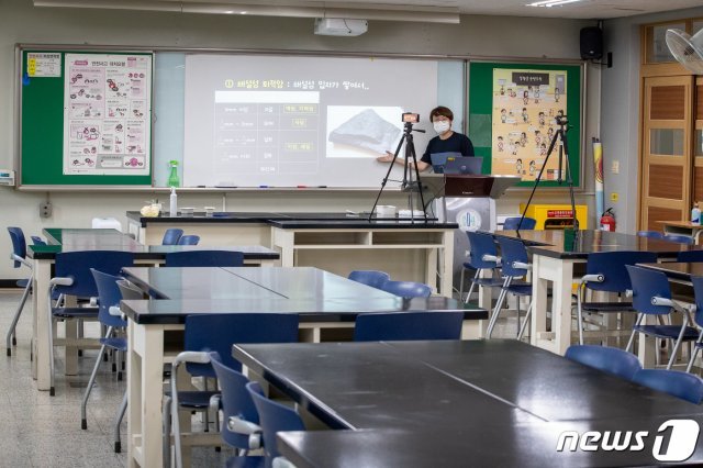 서울 한 고등학교에서 25일 지구과학 교사가 원격수업 준비를 하고 있다. /뉴스1 ⓒ News1