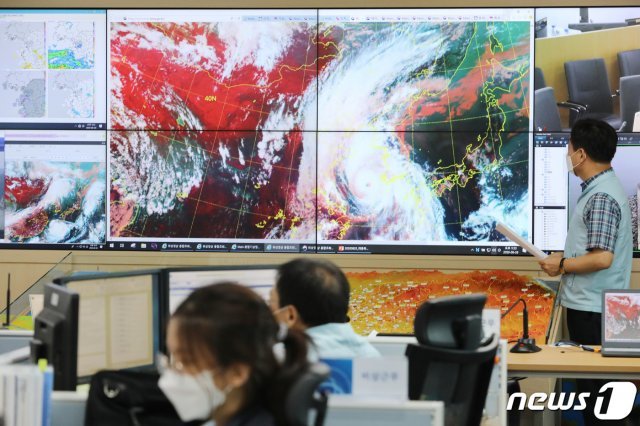 26일 오후 경기도 수원시 권선구 수도권기상청에서 예보관들이 북상하는 제8호 태풍 ‘바비(BAVI)’의 예상 이동 경로를 확인하고 있다. 기상청은 바비와 유사한 경로로 이동하면서 우리나라에 타격을 준 태풍 ‘링링’(Lingling)과 ‘볼라벤’(Bolaven)의 피해 규모를 뛰어넘을 수 있다면서 전국에 안전과 관련한 대비를 당부했다. 2020.8.26/뉴스1 © News1