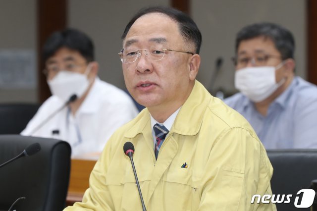 홍남기 경제부총리가 20일 오전 서울 영등포구 여의도 수출입은행에서 열린 ‘제2차 한국판 뉴딜 관계장관회의 겸 제14차 비상경제 중앙대책본부회의’에서 모두발언을 하고 있다. 2020.8.20 © News1