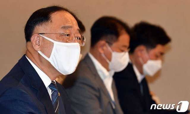홍남기 경제부총리 겸 기획재정부 장관이 26일 오전 서울 세종로 정부서울청사에서 열린 부동산시장점검관계장관회의에서 모두발언을 하고 있다. 2020.8.26/뉴스1 © News1