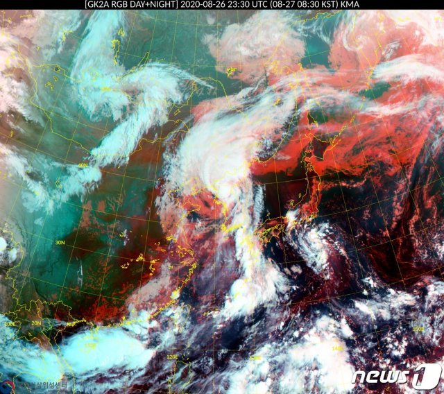 기상청 날씨누리 위성 기본영상 중 27일 오전 8시 20분 기준 천리안 2A로 본 동아시아 RGB 주야간 합성영상(기상청 제공) © 뉴스1