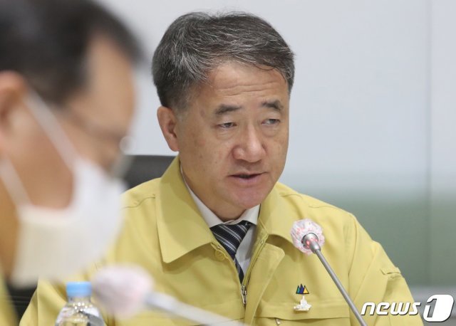 박능후 중앙재난안전대책본부 1차장(보건복지부 장관)이 27일 오전 서울 종로구 정부서울청사에서 열린 코로나19 중앙재난안전대책본부 회의에서 모두발언을 하고 있다. 2020.8.27/뉴스1 © News1