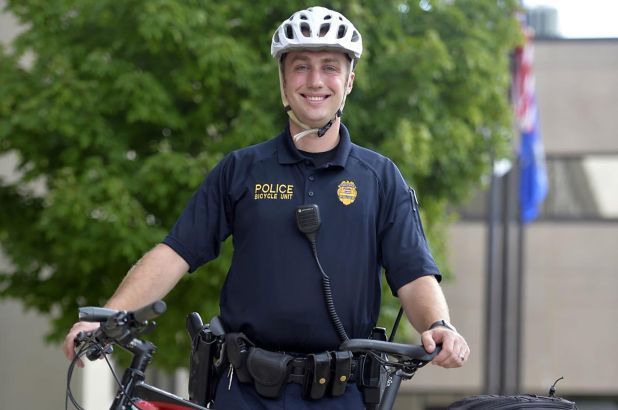 흑인 남성 제이컵 블레이크의 뒤에서 총을 쏜 경찰 러스텐 셰스키. - 뉴욕포스트 갈무리