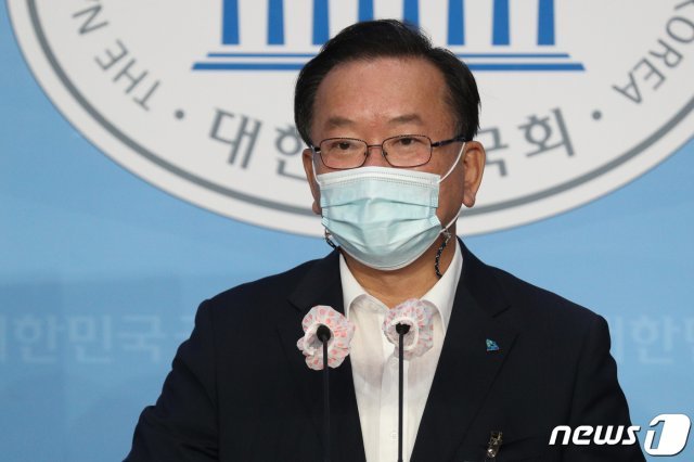 김부겸 더불어민주당 당대표 후보가 25일 오전 서울 여의도 국회 소통관에서 ‘부동산 개혁 및 주거복지 공약’ 기자회견을 하고 있다. 2020.8.25/뉴스1 © News1