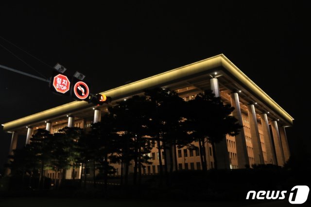 더불어민주당 회의를 취재한 사진기자가 26일 오후 신종 코로나바이러스 감염증(코로나19) 양성 판정을 받아 국회에 비상이 걸렸다. 이 기자가 이날 오전에 참석한 민주당 최고위원회의에는 이해찬 민주당 대표, 김태년 원내대표, 박광온·남인순·이형석 최고위원 등 10여명 이상이 참석했다. 이에 따라 국회 사무처는 코로나19 대응 태스크포스(TF)를 꾸리고 국회 본청 폐쇄 및 방역 소독 등을 논의할 예정이다. 이는 국회 내 첫 코로나19 확진자로 국회는 내일 본관과 의원회관, 소통관을 폐쇄한다. 사진은 이날 저녁 국회의사당 모습. 2020.8.26 © News1