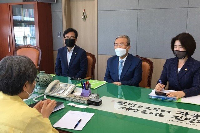미래통합당 김종인 비상대책위원장(가운데)과 김미애 의원(오른쪽)이 정은경 질병관리본부장을 만나 설명을 듣고 있다. 사진=미래통합당 제공