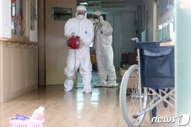 21일 오후 코호트격리(동일집단격리) 중인 대구의 한 요양원에서 방역업체 관계자들이 내부를 소독하고 있다. 이곳 요양원에서 70대 남성 입원환자 1명이 신종 코로나바이러스 감염증(코로나19) 확진 판정을 받는 등 코로나19 재확산 추세가 지역에서도 수그러들지 않고 있다. 이날 대구에서는 모두 7명이 코로나19 확진 판정을 받았다. 2020.8.21/뉴스1 © News1