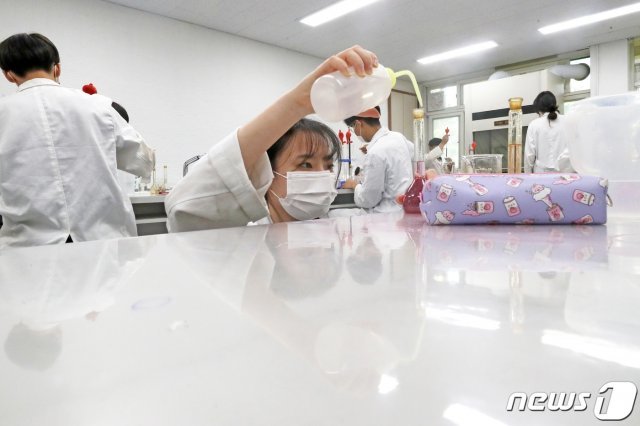 고3을 제외한 수도권 유·초·중·고·특수학교 원격수업이 실시된 26일 오전 경기도 수원시 팔달구 삼일공업고등학교에서 3학년 학생들이 실습수업을 하고 있다. 2020.8.26/뉴스1 © News1