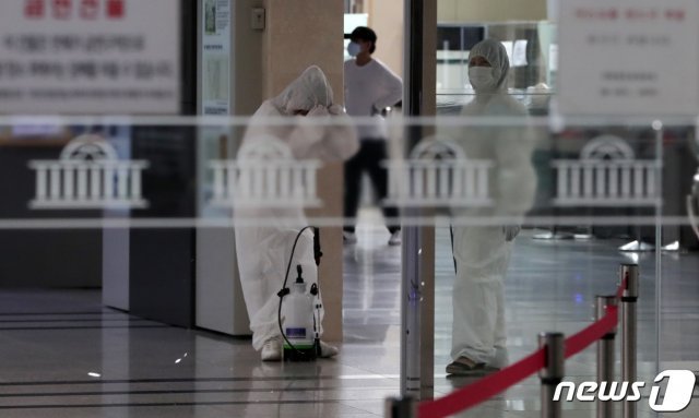 27일 새벽 서울 여의도 국회의사당 본청에서 방역업체 직원이 청사 내부 방역을 하고 있다. 전날 국회를 취재하던 한 언론사 기자가 신종 코로나바이러스 감염증(코로나19) 확진 판정을 받으면서 경내 일부 건물이 27일 하루동안 폐쇄된다. 2020.8.27/뉴스1 © News1