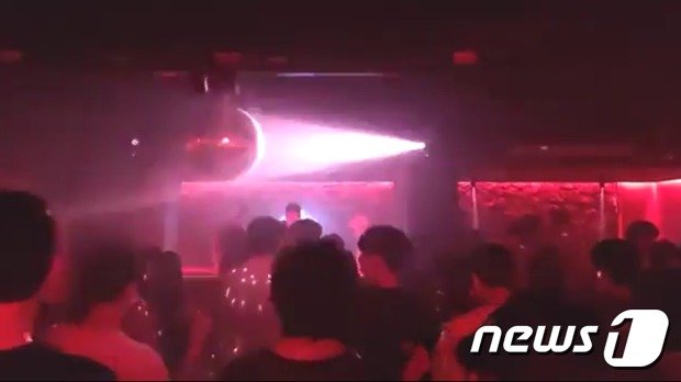 제주도 자치경찰단은 불법으로 클럽 형태의 유흥주점을 운영한 업주 2명을 식품위생법 위반 혐의로 조사 중이라고 27일 밝혔다.사진은 적발된 불법 클럽(자치경찰 제공) /© 뉴스1