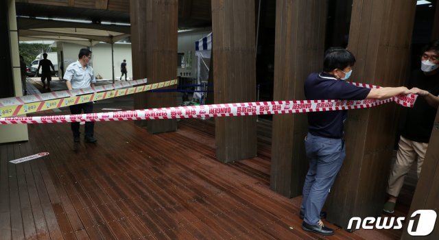 제8호 태풍 ‘바비’(Bavi)의 영향으로 27일 서울 송파구보건소에 설치된 신종 코로나바이러스 감염증(코로나19) 선별진료소의 운영이 중단돼 있다. 2020.8.27/뉴스1 © News1