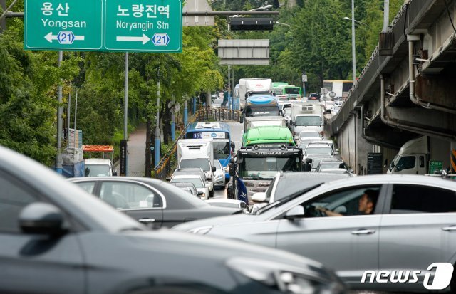 집중호우로 출근길 서울 주요 도로 곳곳이 통제된 6일 오전 서울 올림픽대로 한강대교에서 양화대교 구간 도로가 통제돼 극심한 정체를 보이고 있다. 2020.8.6/뉴스1 © News1