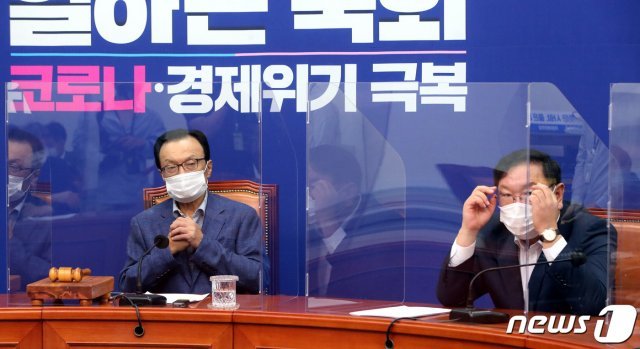 이해찬 더불어민주당 대표(왼쪽)와 김태년 원내대표가 21일 서울 여의도 국회에서 열린 더불어민주당 최고위원회의에서 참석자들의 발언을 듣고 있다. 2020.8.21/뉴스1 © News1