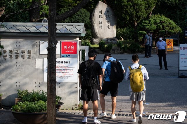 26일 서울시내 한 고등학교에서 고3 학생들이 등교하고 있다. /뉴스1 © News1