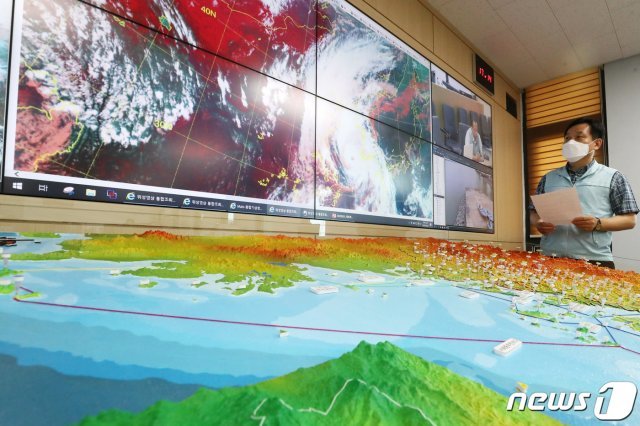 26일 오후 경기 수원시 권선구 수도권기상청에서 예보관들이 북상하는 제8호 태풍 ‘바비(BAVI)’의 예상 이동경로를 확인하고 있다. 2020.8.26/뉴스1 © News1
