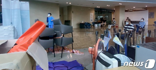 27일 서울 중랑구 서울의료원 신종 코로나바이러스 감염증(코로나19) 선별진료소를 찾은 시민들이 검사를 기다리고 있다./뉴스1 © News1