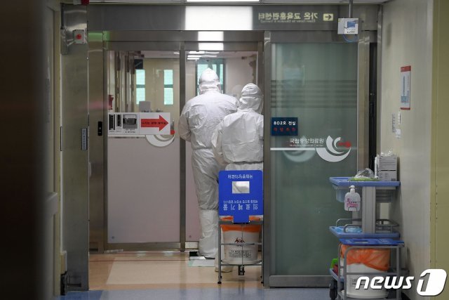 의료진들이 격리병동에 있는 코로나19 환자들에게 가고 있다./뉴스1 © News1